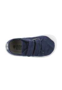 Scarpa in tela navy con due cinghie in velcro, suola in gomma bianca e parte superiore testurizzata. Presenta un logo verde sulla soletta.