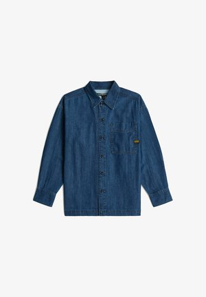 Langärmliges dunkelblaues Denimhemd mit Kragen, vorderen Knöpfen und einer einzelnen Brusttasche mit kleinem gelbem Etikett.