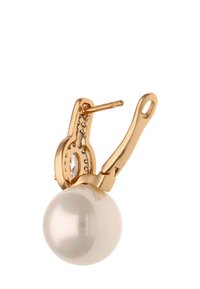 Goldene Ohrhängeringe mit einer großen weißen Perle und einem Klappverschluss.