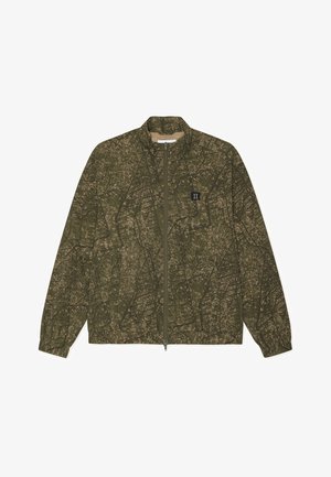 Oliwkowa kurtka rozpinana z abstrakcyjnym ciemnym wzorem, długie rękawy, elastyczne mankiety i mała czarna naszywka z napisem "II" na klatce piersiowej.