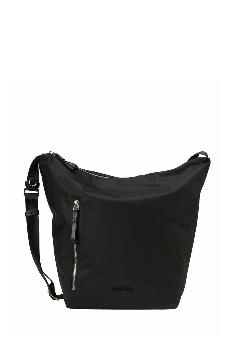 Borsa nera a spalla con tracolla regolabile, tasca verticale con zip frontale e chiusura superiore con zip, con il marchio "Marc O'Polo" in basso al centro.