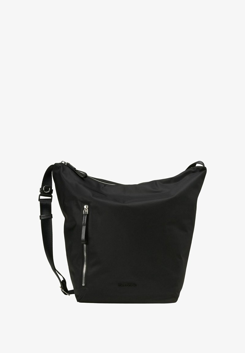 Borsa nera a spalla con tracolla regolabile, tasca verticale con zip frontale e chiusura superiore con zip, con il marchio "Marc O'Polo" in basso al centro.