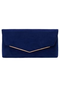Clutch de ante azul marino con una solapa triangular, que cuenta con un acento de metal dorado a lo largo del borde delantero. Textura suave con bordes cosidos.