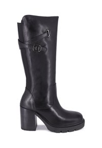 Stivale in pelle nera a metà coscia con tacco a blocco, punta rotonda, suola dentata e cinturino decorativo con fibbia sul lato.