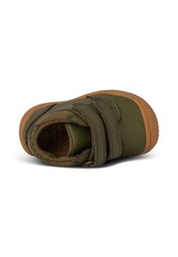 Scarpe in pelle verde con due cinturini in Velcro, foderate in morbido pelliccia e con una suola robusta in gomma marrone. Design della punta arrotondata; cuciture dettagliate visibili.