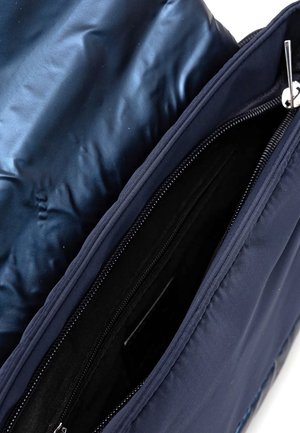Borsa blu navy con un materiale esterno elegante, caratterizzata da un interno liscio e lucido. Contiene scomparti con zip per una conservazione organizzata.