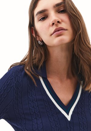 Maglione lavorato a maglia di colore blu navy con un design a treccia testurizzata, scollo a V e colletto a costine in tonalità bianche e teal.