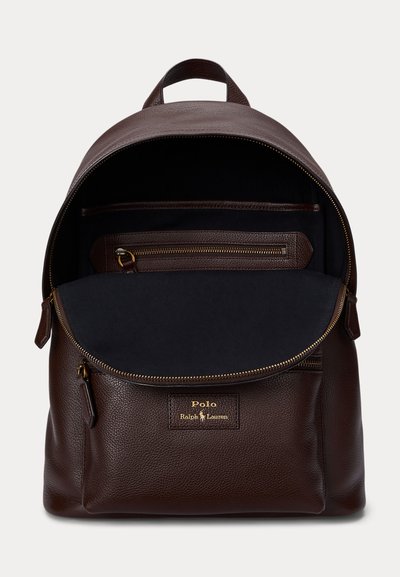 Brauner Leder-Rucksack von Polo Ralph Lauren mit offenem Hauptfach, das eine innere Reißverschlusstasche und eine vordere Außentasche zeigt.