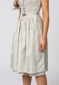 Silbernes Kleid mit einem strukturierten Oberteil mit Knopfdetails, gerafftem Rock und einem dekorativen Gürtelakzent mit einer floralen Brosche.