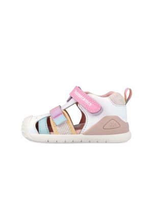Sandalia infantil blanca y rosa pastel con puntera cerrada, paneles de malla, correas ajustables y suela de goma.