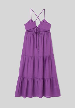 Robe midi violette à volants avec bretelles fines, dos croisé et détail à nouer sur le corsage, posée à plat sur fond gris.