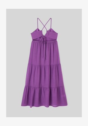 Robe midi violette à volants avec bretelles fines, dos croisé et détail à nouer sur le corsage, posée à plat sur fond gris.
