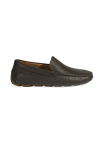 Zwarte leren instaploafers met een gestructureerde bovenkant en een rubberen zool. Kenmerken zijn een ronde neus en minimale stiksels langs de randen.
