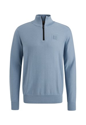 Hellblauer Pullover mit einem Reißverschlusskragen, gerippten Bündchen und Saum, der ein strukturiertes Strickmuster sowie ein kleines Logo-Patch auf der Brust aufweist.