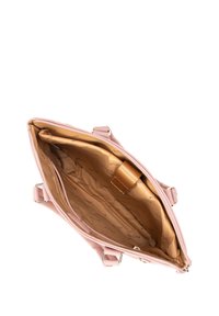 Różowa syntetyczna torba na ramię o gładkiej powierzchni, z hardwarem w kolorze złota i przestronnym beżowym wnętrzem z wzorem logo marki oraz kieszonką.