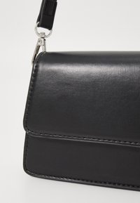 ONLY ONLMELANIA SHOULDERBAG - Borsa a mano - black/silver-coloured