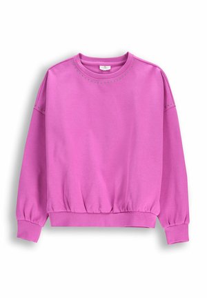 Różowy sweter wykonany z miękkiego materiału, z marszczonym dołem, bufkami na rękawach oraz srebrnymi ćwiekami wokół dekoltu.