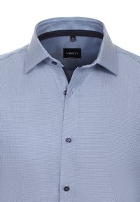Blau-weiß karierter Button-Up-Hemd in modernem Schnitt, mit Kentkragen und dunklen Knöpfen, aus strukturiertem Stoff.