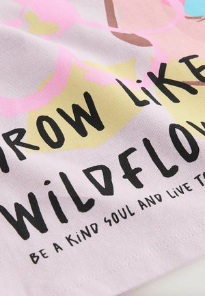 Hellrosa Baumwollstoff mit bunten Grafiken und Text: "Grow Like Wildflowers" in Schwarz, mit Akzenten in Gelb und Pink.