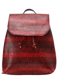 Punainen keinonahkainen reppu, jossa on käärmeennahkakuosi, pyöreä läppäkansi ja nyörikoristeet. Varustettu kantokahvalla päällä.