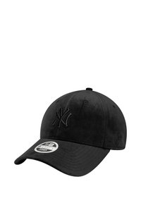 Cappellino da baseball nero con un logo ricamato sulla parte frontale, visiera curva e una finitura in tessuto testurizzato. Presenta un adesivo di etichetta per la taglia.