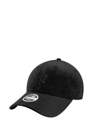 Cappellino da baseball nero con un logo ricamato sulla parte frontale, visiera curva e una finitura in tessuto testurizzato. Presenta un adesivo di etichetta per la taglia.