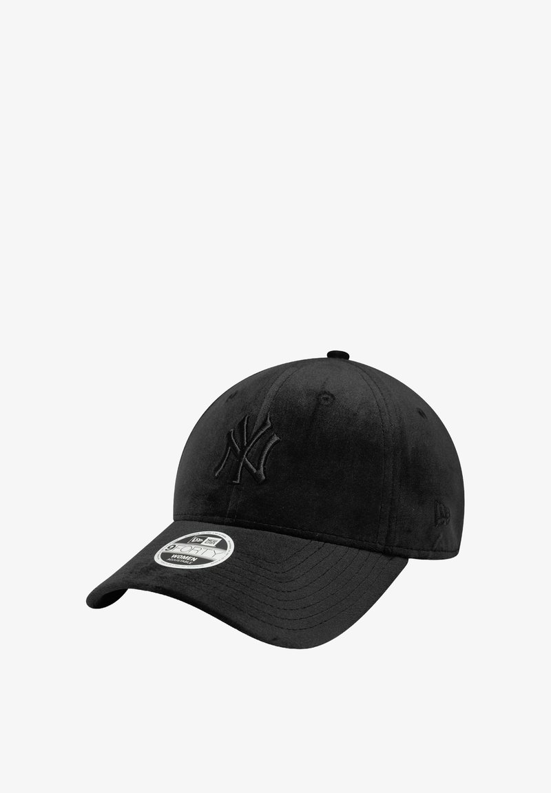 Cappellino da baseball nero con un logo ricamato sulla parte frontale, visiera curva e una finitura in tessuto testurizzato. Presenta un adesivo di etichetta per la taglia.