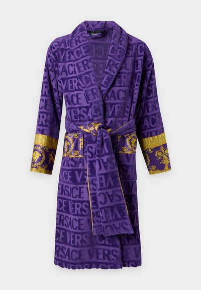 Μωβ ρόμπα Versace με ανάγλυφο μοτίβο λογότυπου, χρυσές διακοσμητικές μανσέτες, δύο μπροστινές τσέπες και ταιριαστή ζώνη δεμένη στη μέση.