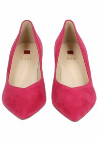 Růžové sametové lodičky na vysokém podpatku s špičatou špičkou, hladkou vnitřní podšívkou a malým logem embosovaným na stélce.