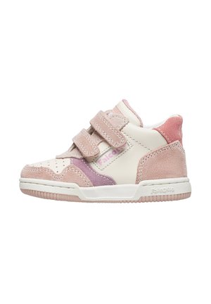 Sneakers alte rosa e crema con materiali in suede e pelle, due cinturini in velcro, punta perforata e accenti viola sui lati.