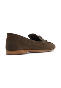 Mocassini in suede marrone con tacco basso, dotati di una fascia decorativa e cuciture sottili. Texture morbida e forma semplice e tondeggiante.