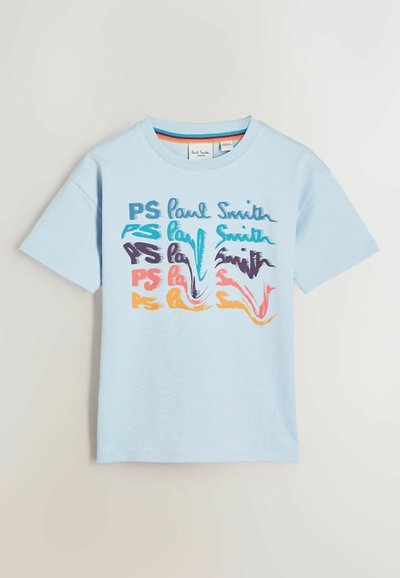 Svetlo modra bombažna majica s kratkimi rokavi, ki ima večbarven abstrakten dizajn, vključno z besedilom "Paul Smith" v različnih pisavah in barvah.