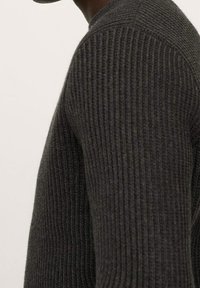 Rippstrick, dunkelgrauer Pullover mit langen Ärmeln und Rundhalsausschnitt, aus strukturiertem Strickmaterial mit enganliegender Passform.