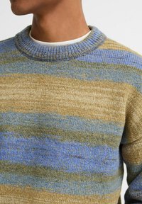 Gestrickter Pullover mit horizontalen Streifen in erdigen Tönen von Beige, Grün und Blau. Klassischer Rundhalsausschnitt mit strukturiertem Strick.