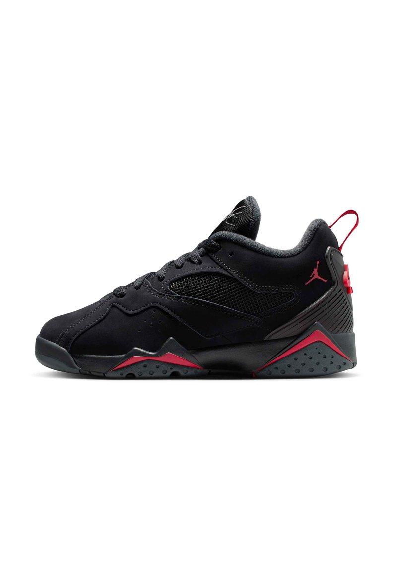 Chaussure de sport noire avec dessus en synthétique, sections en maille, accents rouges sur le talon et la semelle, et une semelle extérieure en caoutchouc avec un motif de crantage.