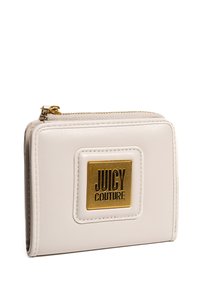 Portafoglio in ecopelle bianca con un logo quadrato in oro testurizzato, chiusura con zip e cuciture visibili lungo i bordi. Forma rettangolare compatta.