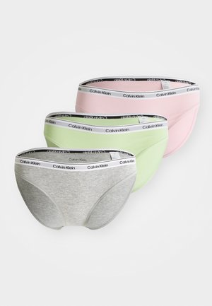 Calvin Klein fehérnemű szett, három pár alsónadrággal: szürke, rózsaszín és zöld. Mindegyik fekete derékszíjjal rendelkezik, fehér felirattal, klasszikus alsónadrág kialakítással.