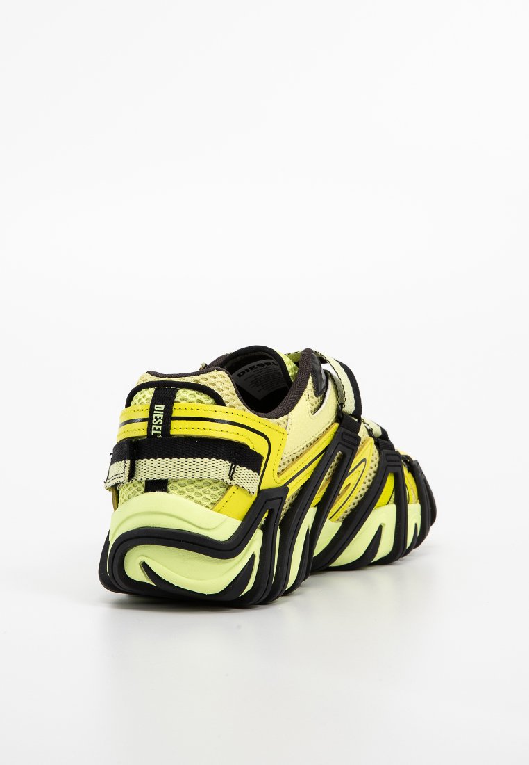 Limettengrüne und schwarze Sportschuhe mit einem strukturierten Mesh-Obermaterial, dicker Gummisohle und verstellbaren Riemen für einen sicheren Sitz.