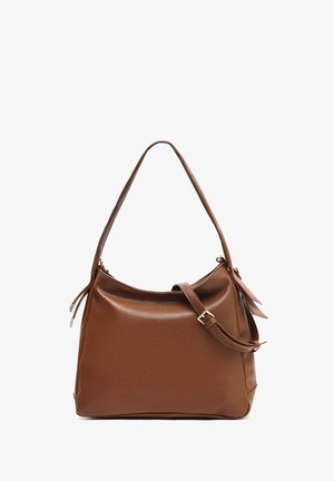 Borsa a spalla in pelle marrone con forma curva, una maniglia lunga e una tracolla regolabile. Presenta una texture sottile e dettagli in metallo dorato.