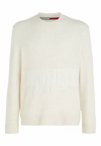 Vit stickad tröja med rund hals, ribbade ärmslut och nederkant, med en subtil "Tommy Jeans New York"-logotyp i lätt textur över framsidan.