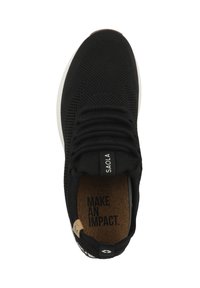 Svart stickad sneaker med rund tå, sex öglor och en korkinläggssula med texten "GÖR EN INVERKAN". Förstärkt häl och gummisula.