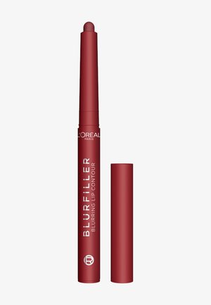 Crayon contour des lèvres flou L'Oréal Paris Blur Filler rouge avec capuchon retiré, montrant la pointe arrondie pour l’application sur les lèvres.