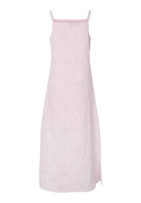 Robe maxi sans manches rose clair avec fines bretelles et broderie florale subtile, présentée sur un fond blanc uni.