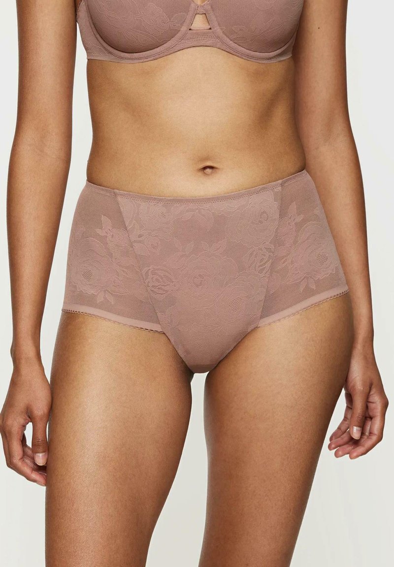 Nude květinové krajkové hipster kalhotky se hladkým pasem a průhlednou texturou, s propracovaným vzorem růží na látce.