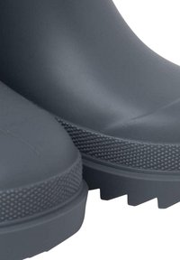 Bottes de pluie en caoutchouc grises avec des semelles texturées, des orteils arrondis et une finition lisse. Présente un accent à motifs sur la semelle intermédiaire.