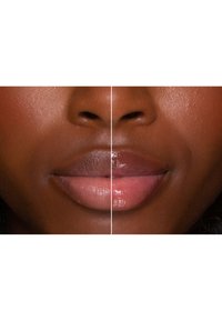 Close-up van twee lippen naast elkaar; links heeft een matte afwerking in lichtbruin, rechts is glanzend in zachtroze, beide met een gladde textuur.