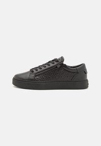 Zapatilla de cuero negra con panel lateral texturizado, puntera redondeada, cordones tonalizados y suela de goma. Cuenta con un zipper lateral.