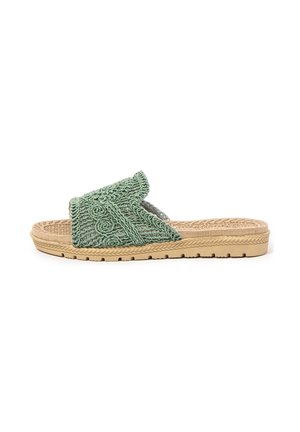 Sandalia tipo slide de punta abierta con parte superior de tela tejida verde y suela beige con patrones florales en relieve y banda de rodadura texturizada.