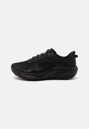 Schwarzer Nike Laufschuh mit Mesh-Obermaterial, Schnürdesign und strukturierter Sohle, seitlich auf weißem Hintergrund dargestellt.
