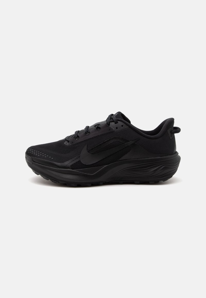 Μαύρο παπούτσι τρεξίματος Nike με πάνω μέρος από δίχτυ, σχέδιο με κορδόνια και υφασμένη σόλα, εμφανίζεται σε πλάγια προβολή σε λευκό φόντο.
